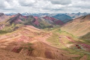 Montañas alrededor de Vinicunca
