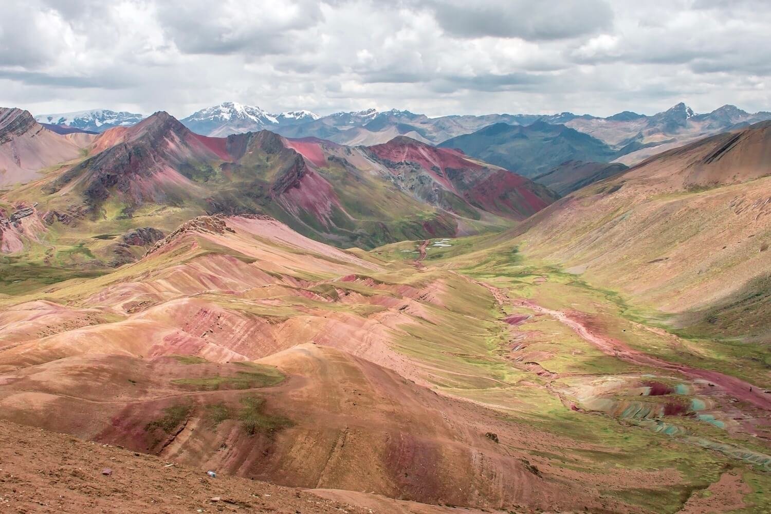 Montañas alrededor de Vinicunca